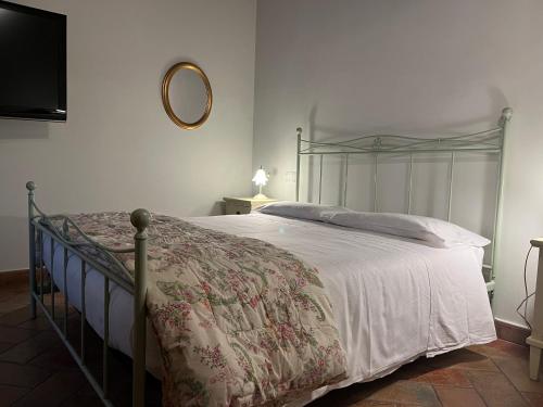 Schlafzimmer mit einem Bett mit Metallrahmen in der Unterkunft Valle del Metauro Country House in Montemaggiore al Metauro