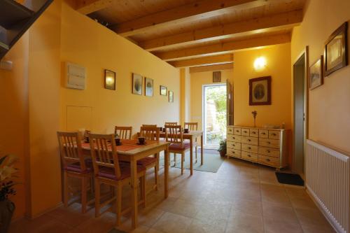 Zona de comedor en el hostal o pensión