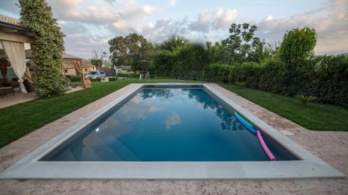 Bazén v ubytovaní Villa MERAVIGLIA, heated pool, 16 km from the sea alebo v jeho blízkosti