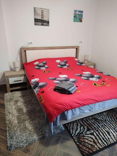 um quarto com uma cama vermelha com pássaros em Nice Studio in Villa ELENA Ultracentral Pallas Mall em Iaşi