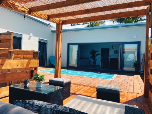 une terrasse avec une piscine dans une maison dans l'établissement La Villa Horizon, à Rivière du Rempart