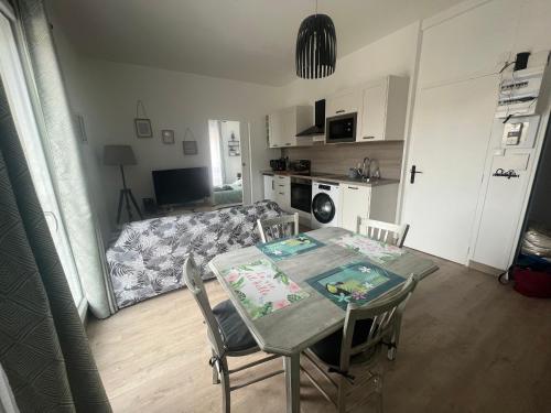 Η κουζίνα ή μικρή κουζίνα στο Cosy Loire, T2 neuf, front de Loire ,vue cathédrale,5min à pied centre ville et parking privé