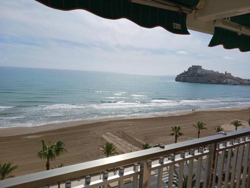 desde el balcón de un hotel con vistas a la playa en Piso 1ª Línea Y Céntrico, en Peñíscola