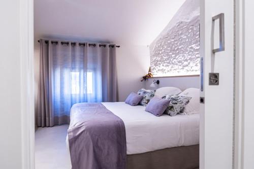 a bedroom with two beds and a window at Hotel Monells Summum in Monells