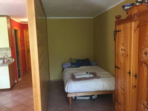 1 dormitorio pequeño con 1 cama en una habitación en CASA VACANZE CRISSOLO, en Crissolo