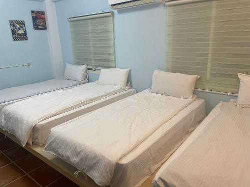 En eller flere senge i et værelse på See Hualien Homestay