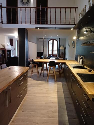 une cuisine avec une table et une salle à manger dans l'établissement Maison de ville, à Saint-Nazaire-dʼAude