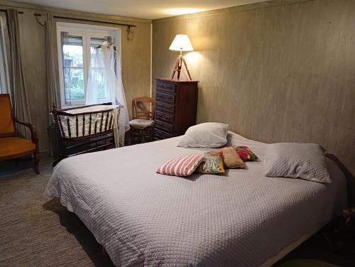 une chambre avec un lit avec des oreillers et une fenêtre dans l'établissement Maison de ville, à Saint-Nazaire-dʼAude