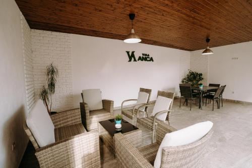 jadalnia ze stołem, krzesłami, stołem i szezlongiem w obiekcie Vila Anca w Sybinie