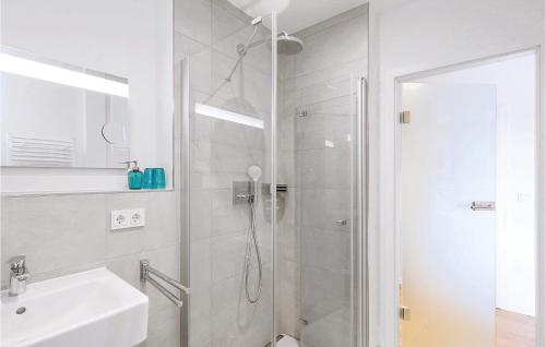 W łazience znajduje się prysznic i umywalka. w obiekcie Fewo 35 Putbus-rgen w mieście Wreechen