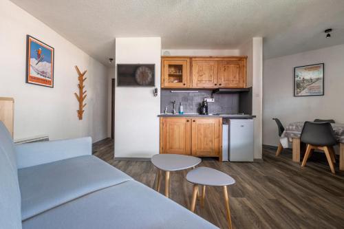 un salon avec un canapé et une cuisine dans l'établissement Superbe appartement avec parking gratuit en centre ville et aux pieds des pistes, à Chamonix-Mont-Blanc