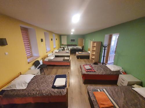 Una habitación con un montón de camas. en Vecais cels 25C, en Jelgava