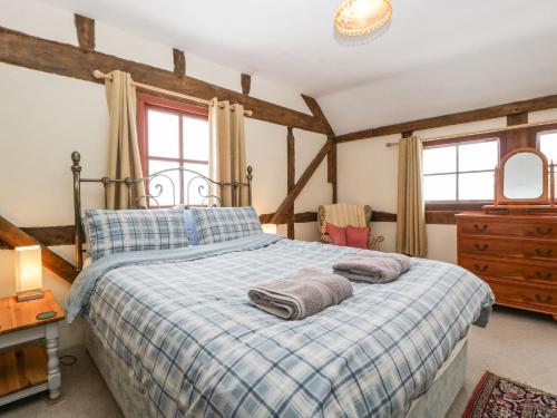 1 dormitorio con 1 cama con 2 toallas en The Old Rectory, en Presteigne