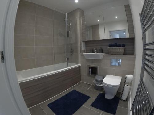 łazienka z wanną, toaletą i umywalką w obiekcie RM13 x Weekly x Monthly Offers DM w mieście Dagenham