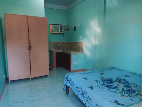 ein Schlafzimmer mit einem Bett und einem Kamin in der Unterkunft NatureswayBudget room Travel in Coron
