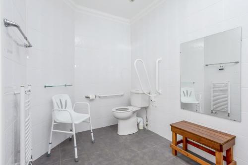Bilik mandi di The Kilbirnie Hotel