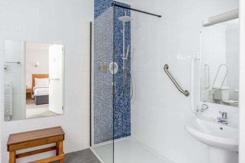 Bilik mandi di The Kilbirnie Hotel