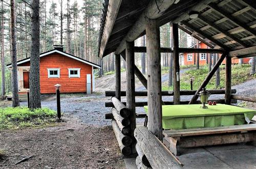Kultajärven Aarre100 : جناح خشبي مع سرير امام كابينة
