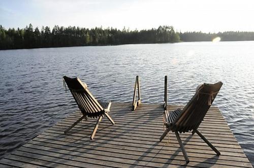 Kultajärven Aarre100 : كرسيين جالسين على مرسى على بحيرة