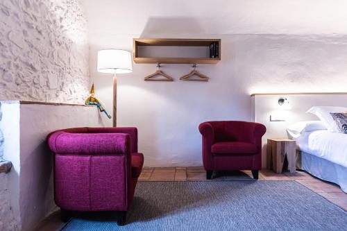 a hotel room with two chairs and a bed at Hotel Monells Summum in Monells