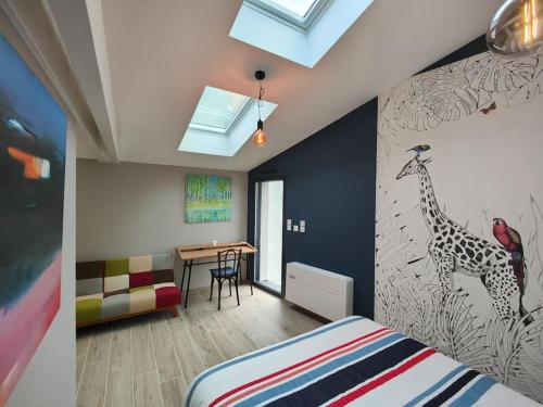 una camera da letto con un murale di giraffe sul muro di Gîte urbain Happy Nantes a Nantes