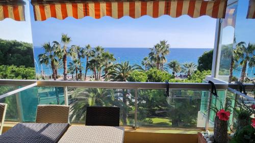 - une vue sur l'océan depuis le balcon d'un complexe dans l'établissement CANNES Front de Mer - Appartement 3 STAR, à Cannes