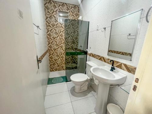 La salle de bains est pourvue de toilettes, d'un lavabo et d'une douche. dans l'établissement HOTEL CAJUÍNA BEACH, à Parnaíba
