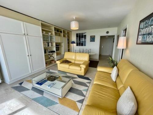 un salon avec un canapé jaune et une table basse dans l'établissement Quiberon - Appartement 2 pièces - 4 pers - Proche plages - FR-1-478-36, à Quiberon