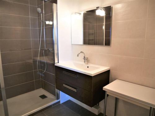 une salle de bain avec un lavabo et une douche dans l'établissement Quiberon - Appartement 2 pièces - 4 pers - Proche plages - FR-1-478-36, à Quiberon