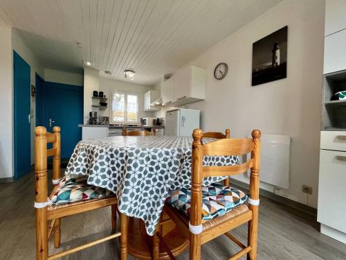 Il comprend une cuisine équipée d'une table et de chaises. dans l'établissement Maison calme 5 pers, proche plage et centre, jardin clos, WIFI, parking, ménage inclus. - FR-1-246A-181, à La Brée-les-Bains