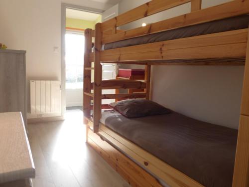 - une chambre avec 2 lits superposés dans une maison dans l'établissement Maison 3 pièces avec jardin clos, terrasse, et équipements à 1,9 km de la plage - 6 couchages - FR-1-224-779, à Saint-Gilles-Croix-de-Vie