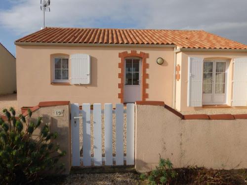 Maison plain-pied avec jardin clos, 6 personnes, proche plage et centre, parking, 3 chambres - FR-1-224-787
