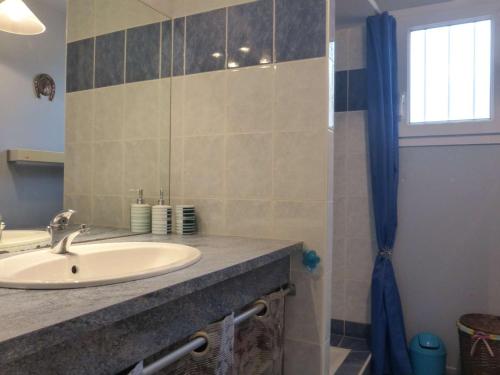 une salle de bain avec un lavabo et un miroir dans l'établissement Maison plain-pied avec jardin clos, 6 personnes, proche plage et centre, parking, 3 chambres - FR-1-224-787, à Givrand
