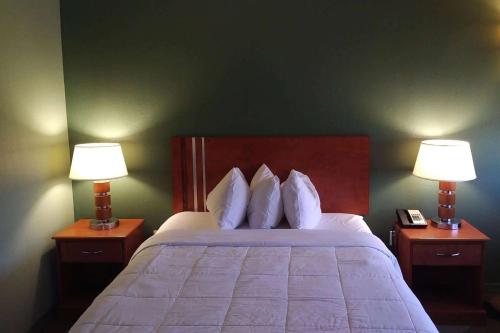 Ένα ή περισσότερα κρεβάτια σε δωμάτιο στο Marble Waters Hotel & Suites, Trademark by Wyndham