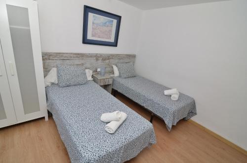 um quarto com duas camas e duas cadeiras em Hotel Boutique Nomadas em Málaga