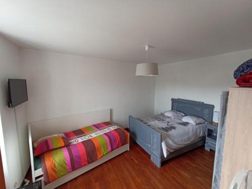 sypialnia z 2 łóżkami pojedynczymi i głośnikiem w obiekcie Maison de ville de 95M2 w mieście Montmorillon