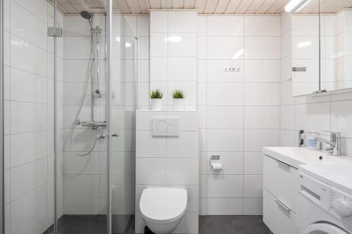 uma casa de banho branca com um WC e um chuveiro em 2ndhomes Tampere "Iso Ronka" Apartment - 2BR, Balcony & Great Location em Tampere