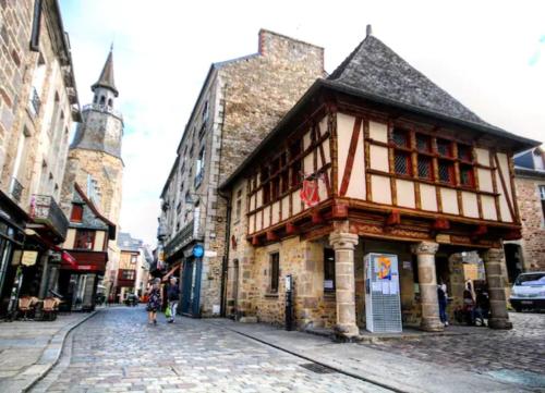 an old building on the side of a street at FELTON - Appartement 2 pers Dinan in Dinan