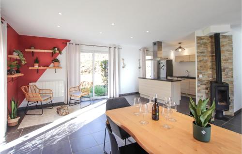 une cuisine avec une table avec des verres à vin dessus dans l'établissement Lovely Home In La Valla En Gier, à La Valla-en Gier