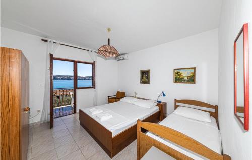 Кровать или кровати в номере Nice Apartment In Seget Donji With House Sea View