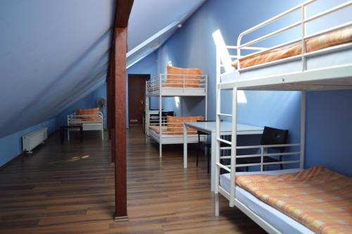 um dormitório com beliches e uma secretária em Bordany Hostel em Bordány