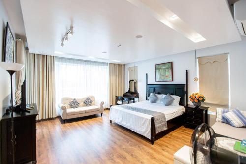 a large bedroom with a bed and a couch at Villa Pearl FLCSầm Sơn in Sầm Sơn