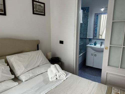- une chambre avec un lit et une salle de bains pourvue d'un lavabo dans l'établissement Home Marty, à Naples