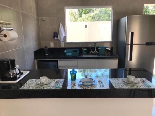 Η κουζίνα ή μικρή κουζίνα στο Conforto e Aconchego em Imbassaí/BA