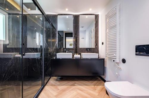 埃斯托利爾的住宿－Deluxe Monte Estoril，一间带两个盥洗盆和淋浴的浴室