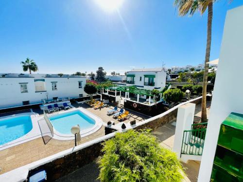 Los PocillosRelaxing upper floor Apartment- exclusive complex.的带游泳池的度假村的鸟瞰图