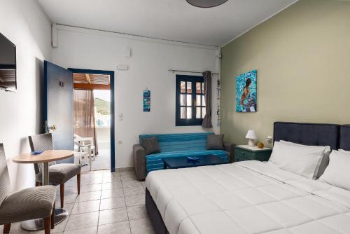 1 dormitorio con 1 cama, 1 mesa y 1 silla en Sunsea Wellness Resort en Agios Stefanos