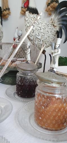 a table with two jars of honey and a bird on it at Masseria Spartivento in Conca Specchiulla