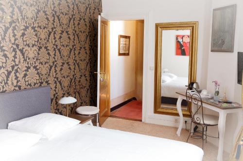 a bedroom with a bed and a mirror at Maison Au Parc in Maastricht