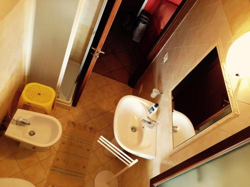 クストナーチにあるVilla Orizzonteのバスルーム(洗面台、トイレ付)のオーバーヘッドビュー